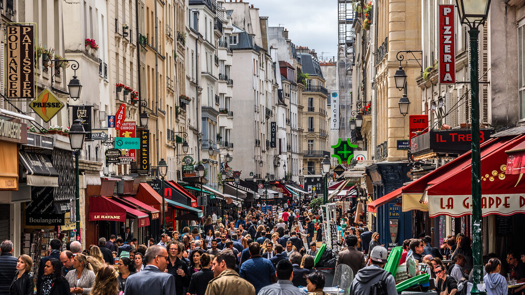 רחוב מלא תיירים פריז צרפת (צילום: Kiev.Victor | Shutterstock)
