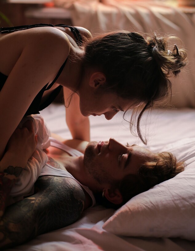 גבר ואישה מסתכלים אחד על השנייה במיטה (אילוסטרציה: cottonbro, pexels)
