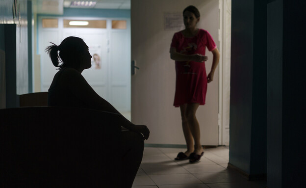 אישה בהיריון מחכה לבדיקה בבית חולים באוקראינה (צילום: ap)