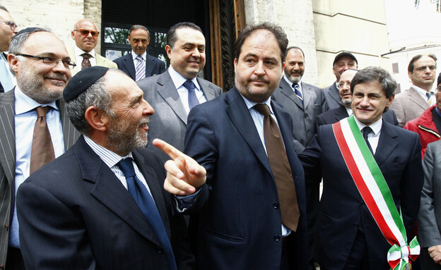ריקרדו פצ'יפיצ'י עם ראש עיריית רומא, ג'אני אלמנו (צילום: רויטרס)