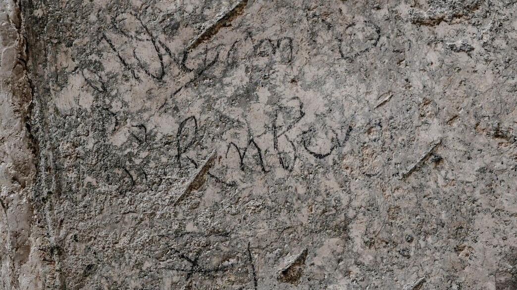 כתובתו וסמלו של אדריאן פון בובנברג שהתגלו במתחם הק