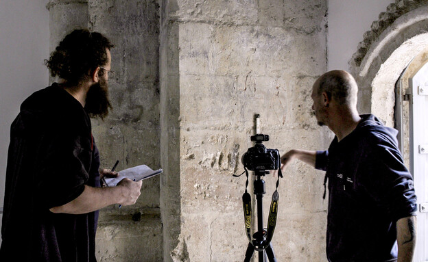 חוקרי רשות העתיקות, שי הלוי ומיכאל טשרנין במהלך תיעוד הכתובות (צילום: ג'ושוע פאודם, רשות העתיקות)