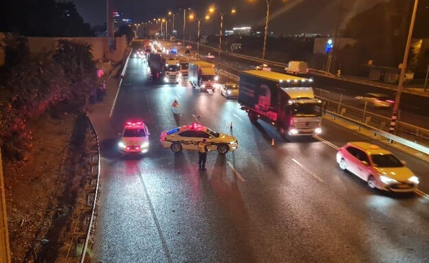 משאית התנגשה בגשר בגבעת שמואל (צילום: במת החדשות)