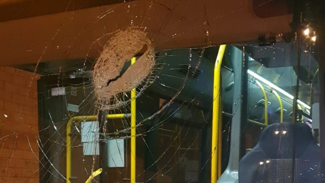 אוטובוס שנפגע מאבנים ליד עטרות