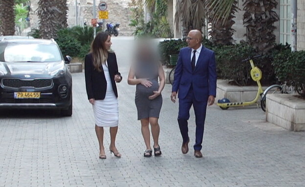 האם ההרה מפרשת העוברים עם עורכי דינה (צילום: N12) האם ההרה מפרשת העוברים עם עורכי דינה (צילום: N12)