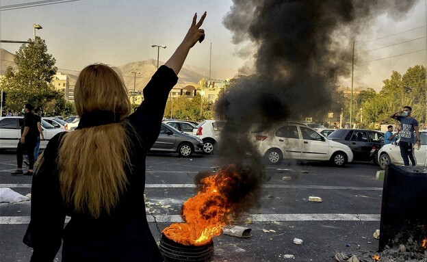 איראנים מוחים על מותה של מהסא אמיני (צילום: AP)