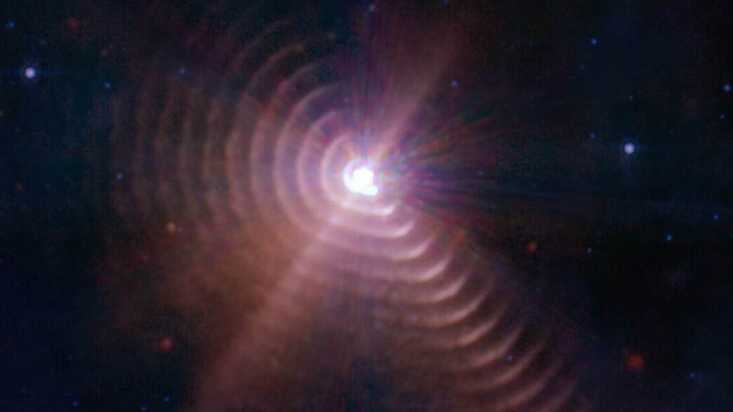 מערכת הכוכבים הבינארית והמפתיעה שצילם הטלסקופ ווב