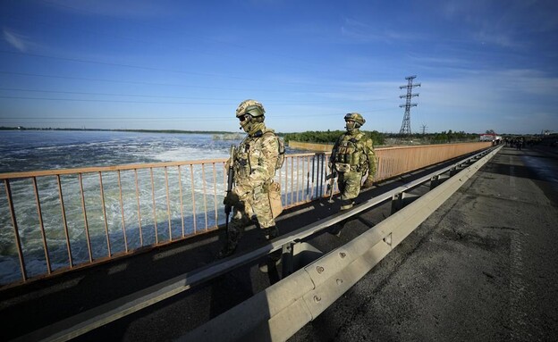 חיילים רוסים בסכר בקחובקה, אוקראינה (צילום: AP)