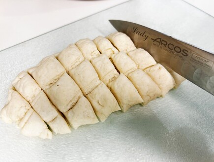 מאפינס פיצה - הבצק (צילום: יעל קצב, אוכל טוב, mako)