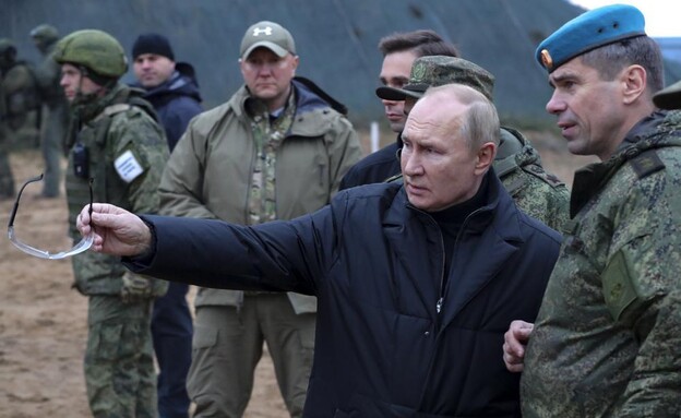 פוטין מבקר בבסיס צבאי ברוסיה (צילום: AP)