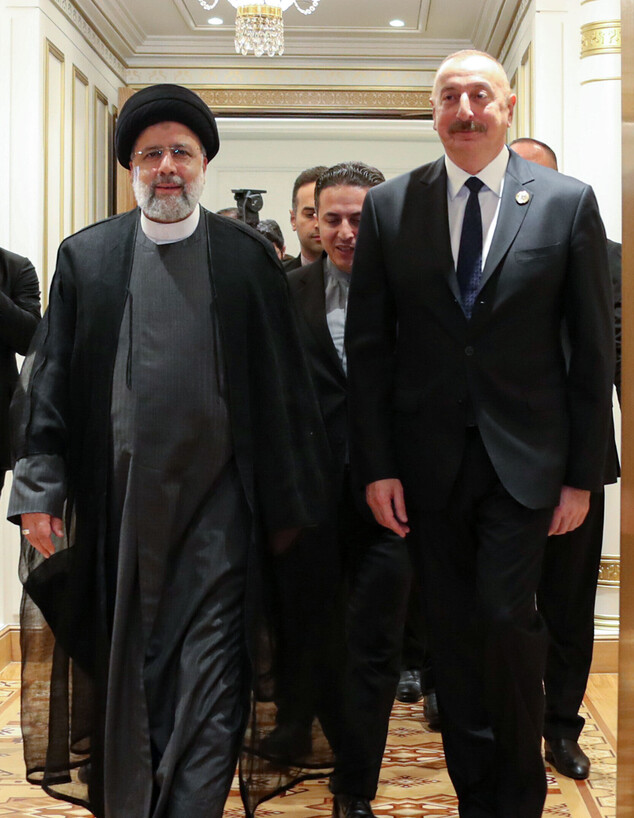 נשיא איראן ראיסי ונשיא אזרביג'ן אלאייב (צילום: Iranian Presidency/Handout/Anadolu Agency via Getty Images)
