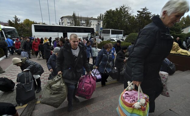 תושבים נמלטים ממחוז חרסון, אוקראינה (צילום: AP)