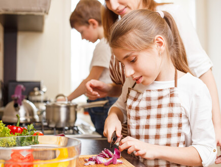 ילדים מבשלים (צילום: שאטרסטוק)