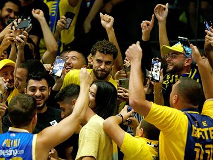 האוהדים הצהובים והכוכב לשעבר (אלן שיבר)