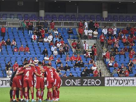 האוהדים האדומים התנדנדו הערב בין חדרה לנתניה (צילום: ברני ארדוב)