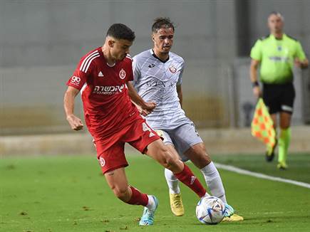 שני שערים לזכותה של הפועל ת&quot;א נפסלו (צילום: ברני ארדוב)