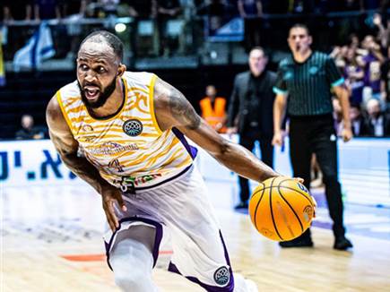 כריס ג'ונסון. הרבה עבירות (FIBA)