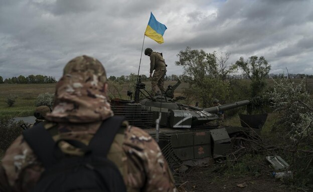 צבא אוקראינה משתלט על טנקים רוסיים (צילום: AP)