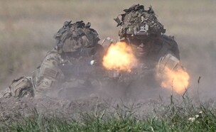 הכוחות יורים אש חיה (צילום: DANIEL MIHAILESCU/AFP/GettyImages)