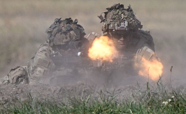 הכוחות יורים אש חיה (צילום: DANIEL MIHAILESCU/AFP/GettyImages)