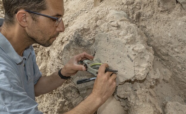 יואב וקנין במדידות באתר (צילום: שי הלוי, אוניברסיטת תל אביב)