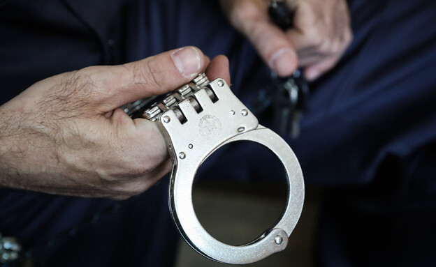 אזיקים, אזיק, מאסר, מעצר, עצור (צילום: יונתן סינדל, פלאש 90)