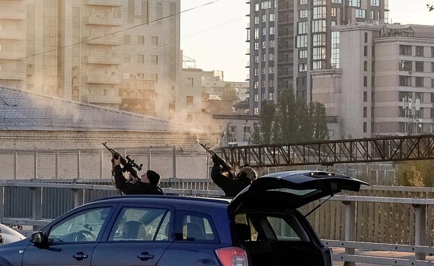כוחות הביטחון האוקראיניים מנסים לפגוע במל"ט איראני (צילום: רויטרס)