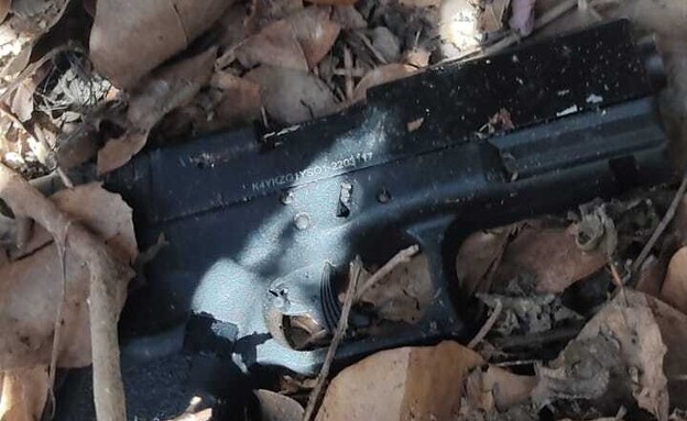 האקדח ששימש את היורים (צילום: דוברות המשטרה)
