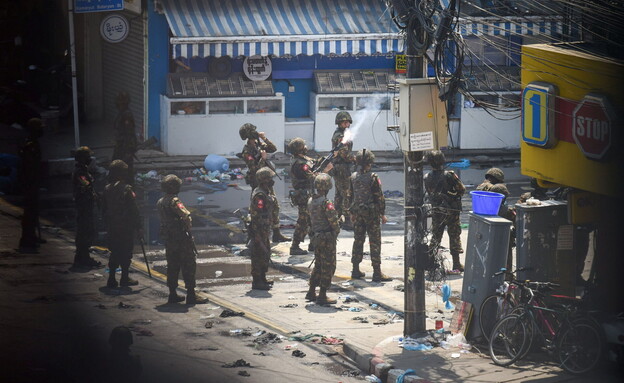 חיילי החונטה הצבאית במיאנמאר מדכאים את ההפגנות (צילום: רויטרס)