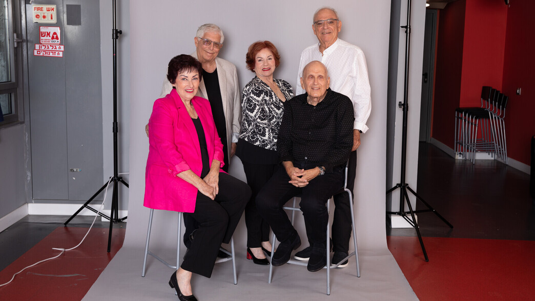 מגדלי הים התיכון קבוצתי רקע אפור 8 מגדלי הים התיכון קבוצתי רקע אפור 8