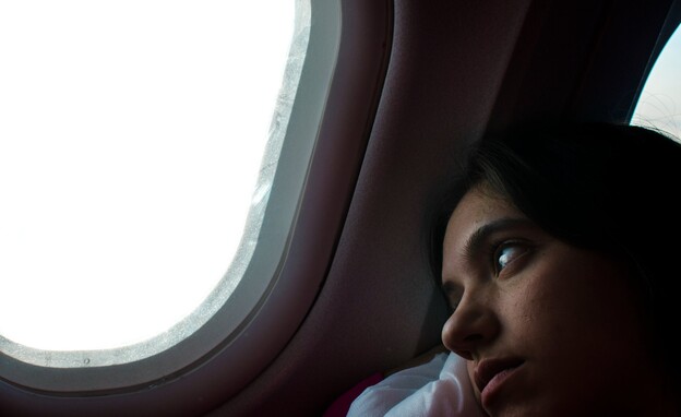 נוסעת עצובה בטיסה (צילום: 123rf)