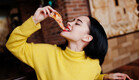 אישה אוכלת פיצה (צילום:  AS photo studio, shutterstock)