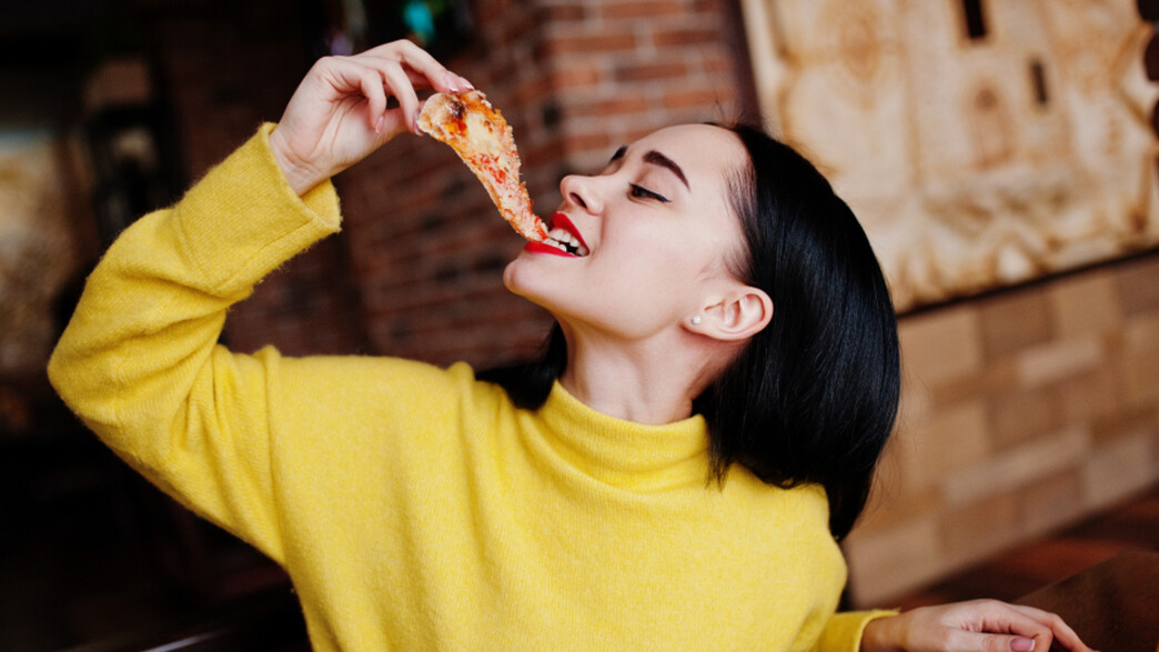 אישה אוכלת פיצה (צילום:  AS photo studio, shutterstock)