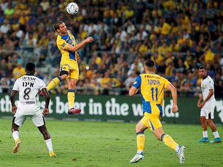 הסרבי התעלה בהתקפה (צילום: אלן שיבר)