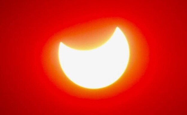 שיא ליקוי החמה: אחוז כיסוי השמש הגיע ל-44% (צילום: איתן חינקיס)