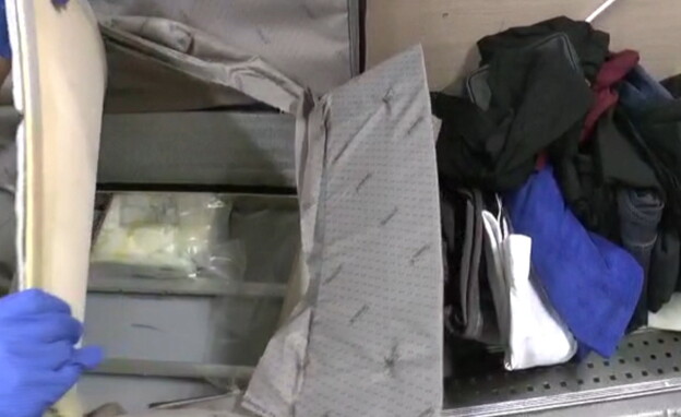 נעצר עם מזוודה מלאה בסמים (צילום: דוברות המשטרה)