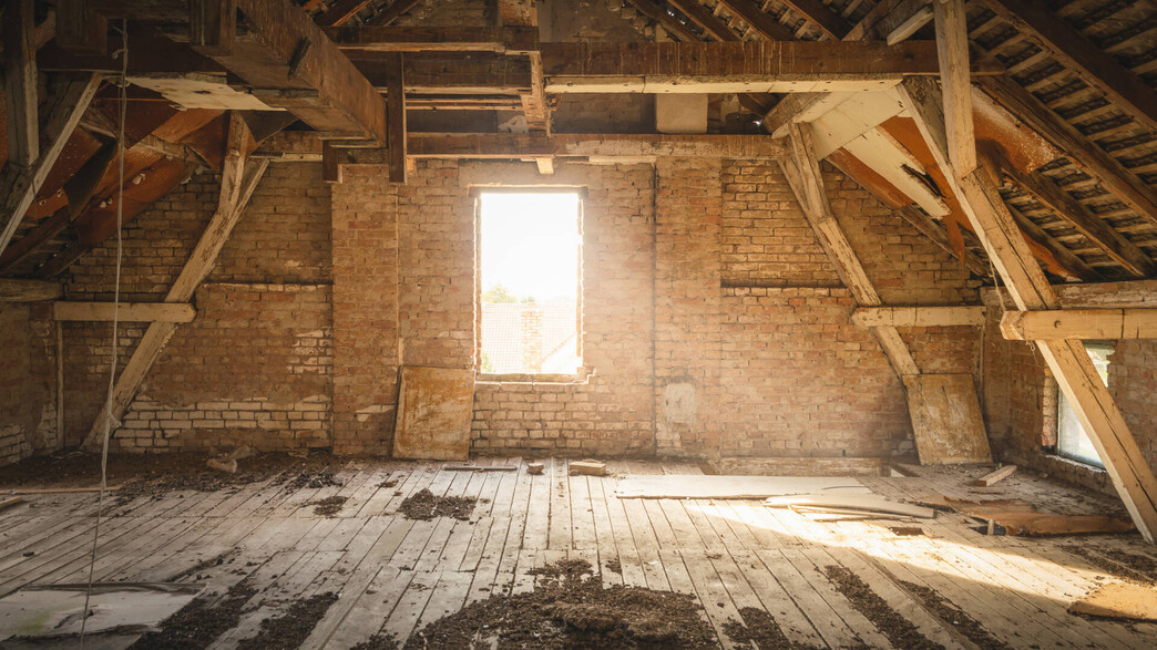 בית נטוש, בית הרוס, דירה ריקה