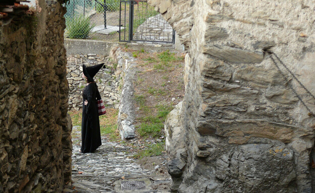 מכשפה בכפר טריורה באיטליה (צילום: MyVideoimage.com, shutterstock)