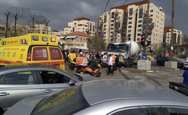 זירת תאונת הדרכים בירושלים שבה נהרג ילד בן 10 (צילום: דוברות איחוד הצלה )