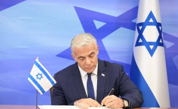 יאיר לפיד חתם על ההסכם הימי בין ישראל ללבנון (צילום: עמוס בן גרשום, לע