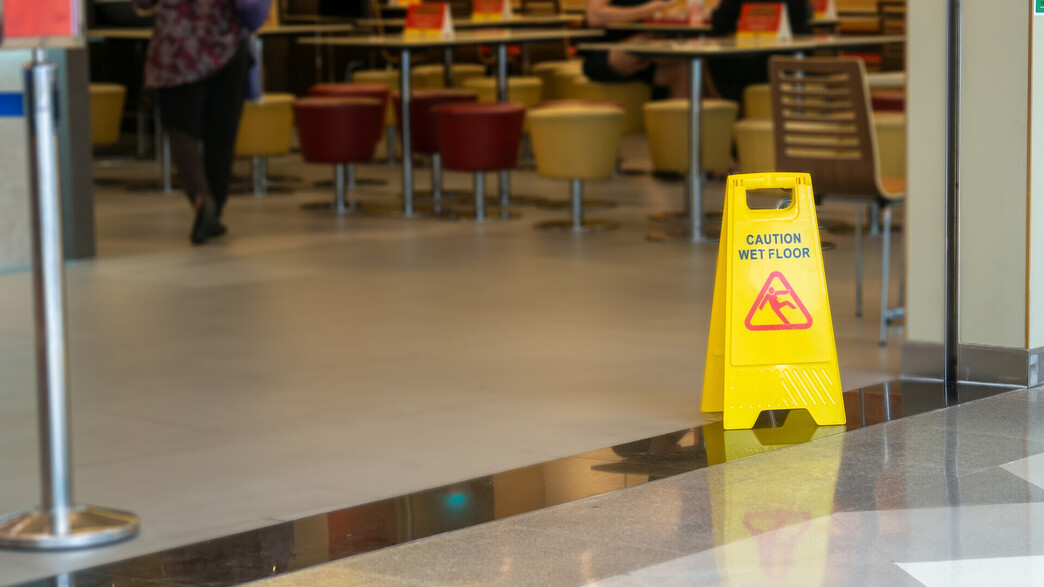 רצפה רטובה, בית קפה, מסעדה