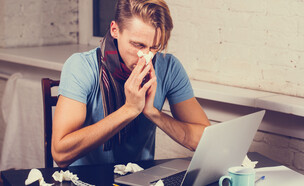 איש חולה במשרד (צילום: Shutterstock)