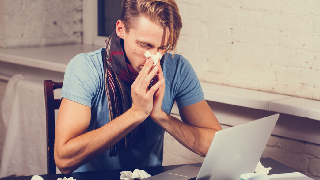 איש חולה במשרד (צילום: Shutterstock)