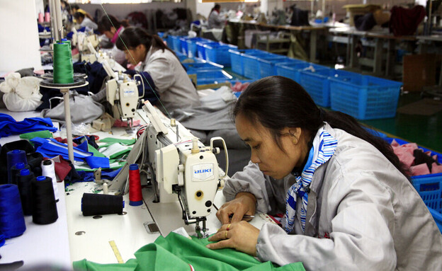 עובדות במפעל טקסטיל בסין (צילום: humphery, shutterstock)