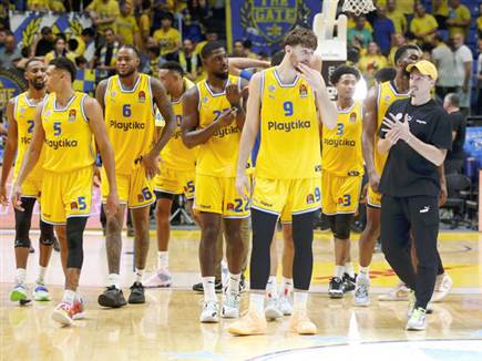 שחקני מכבי בסיום. ביתם מבצרם (אלן שיבר)