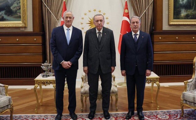 בני גנץ עם שר ההגנה הטורקי חולוסי אקאר ונשיא טורקי (צילום: לשכת העיתונות הטורקית)