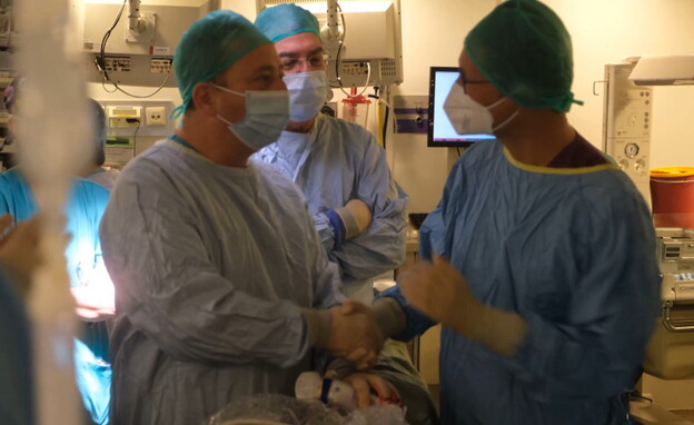 ניתוח הצנתור לתינוקת מפרשת החלפת העוברים (צילום: חדשות 12)
