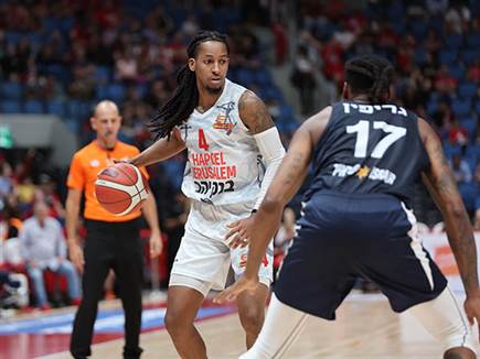 סמית'. הצטיין במחצית הראשונה, נעלם בשניה (לירון מולדובן)