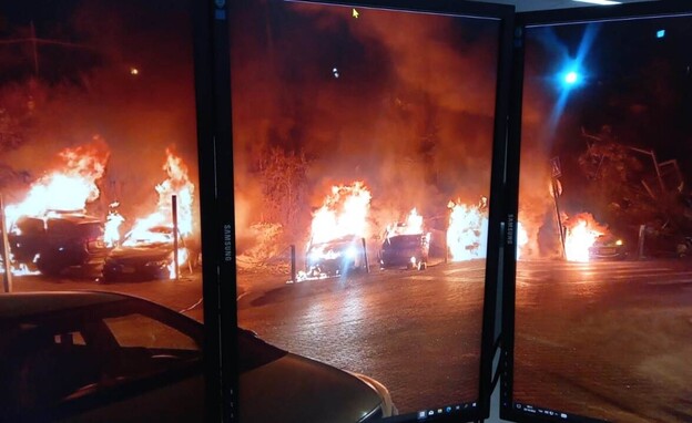 מכוניות של יהודים הוצתו בשכונת סילוואן בירושלים (צילום: דוברות כב