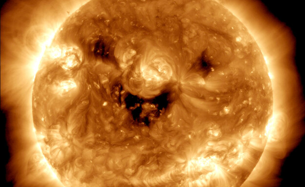 נאס"א: השמש צולמה "מחייכת" (צילום: NASA‏)